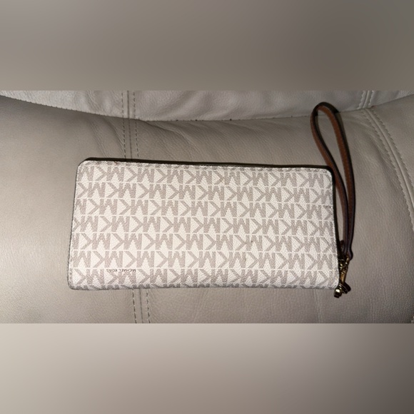 Michael Kors White and Brown Wristlet Wallet
NWOT - Picture 2 of 4
